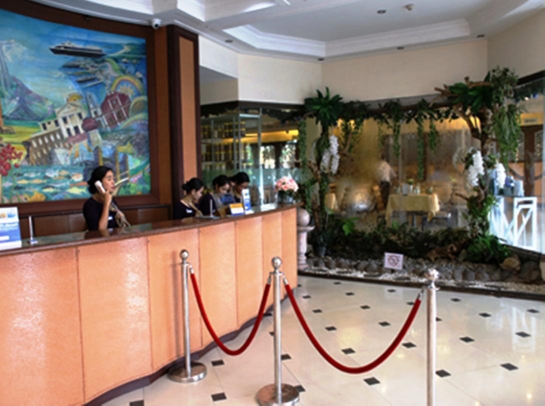 Crown Royale Hotel Balanga Экстерьер фото