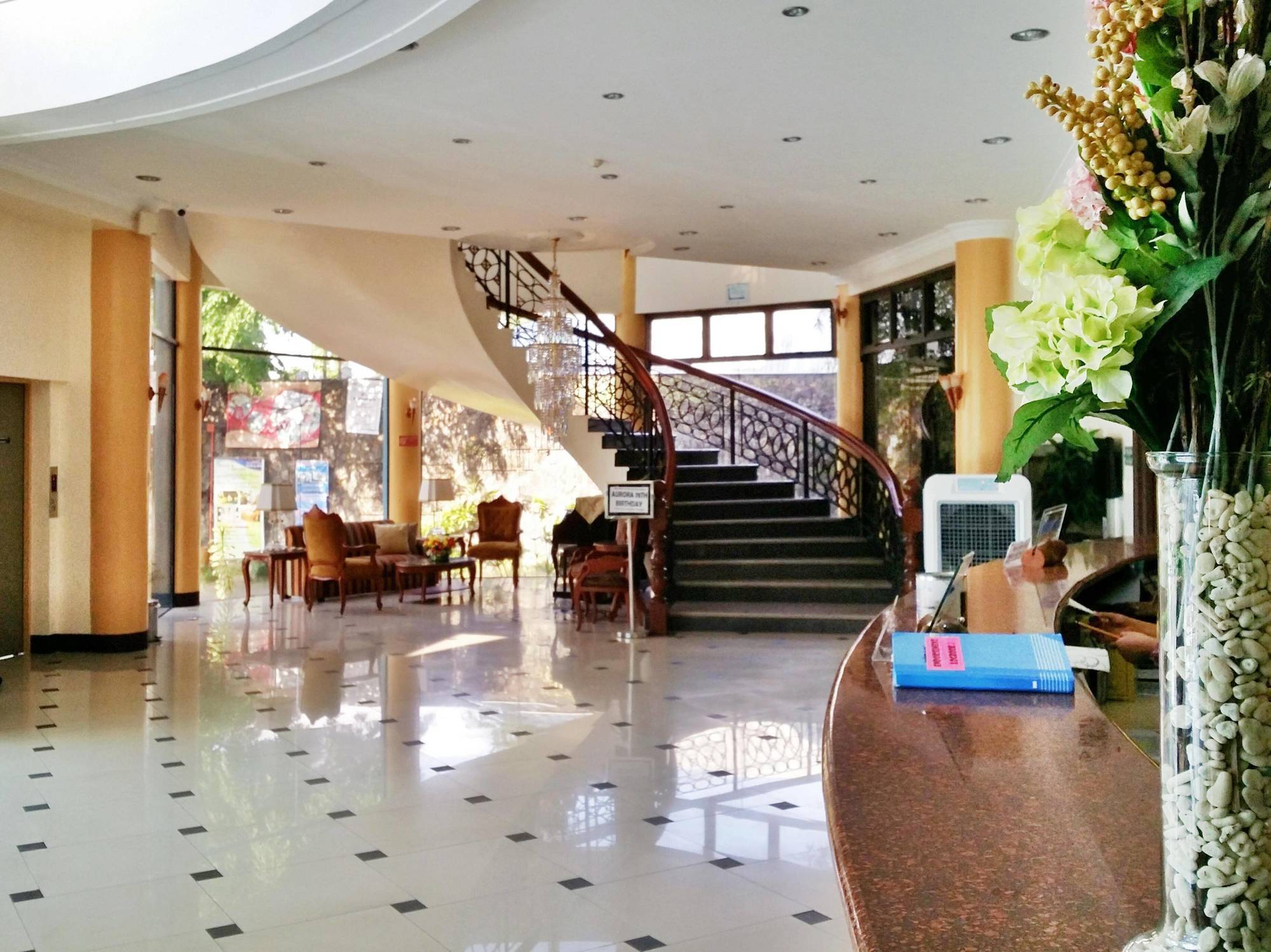 Crown Royale Hotel Balanga Экстерьер фото